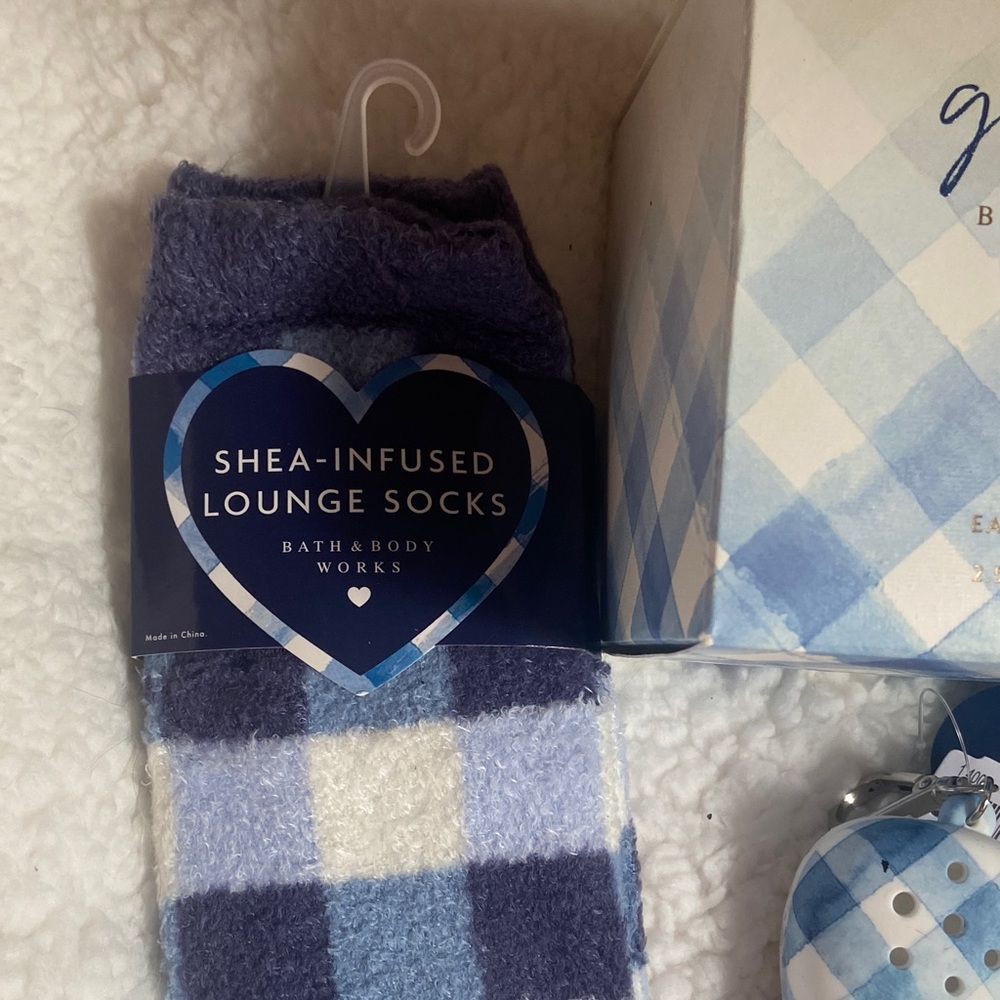 Bath & Body Works Gingham Blue and White Collection - Picture 2 of 6